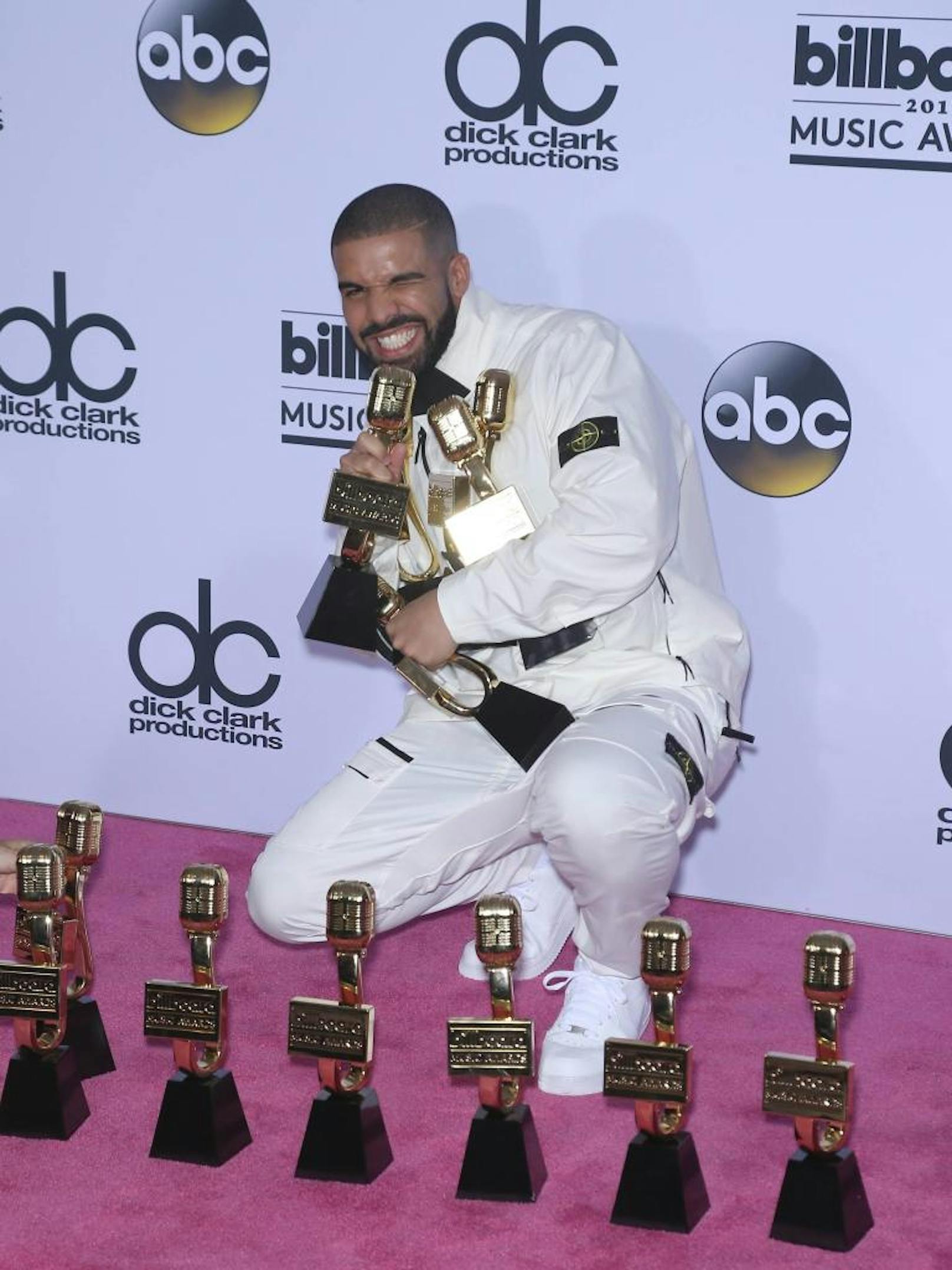 <b>13</b>
Im Mai 2017 gewann Drake 13 Billboard Music Awards. Er stieß damit Rekordhalterin...