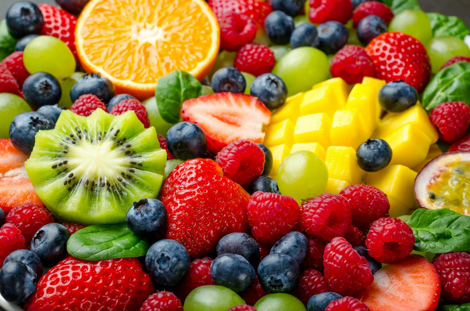 Das richtige Obst konsumieren - statt fructosehaltigen Obstsorten wie Weintrauben oder Bananen lieber Beeren und Kiwis