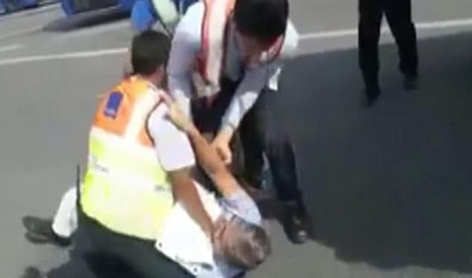 Wie ein Schwerverbrecher: Mehrere Airport-Mitarbeiter haben Katiyal zu Boden geworfen und halten ihn fest.