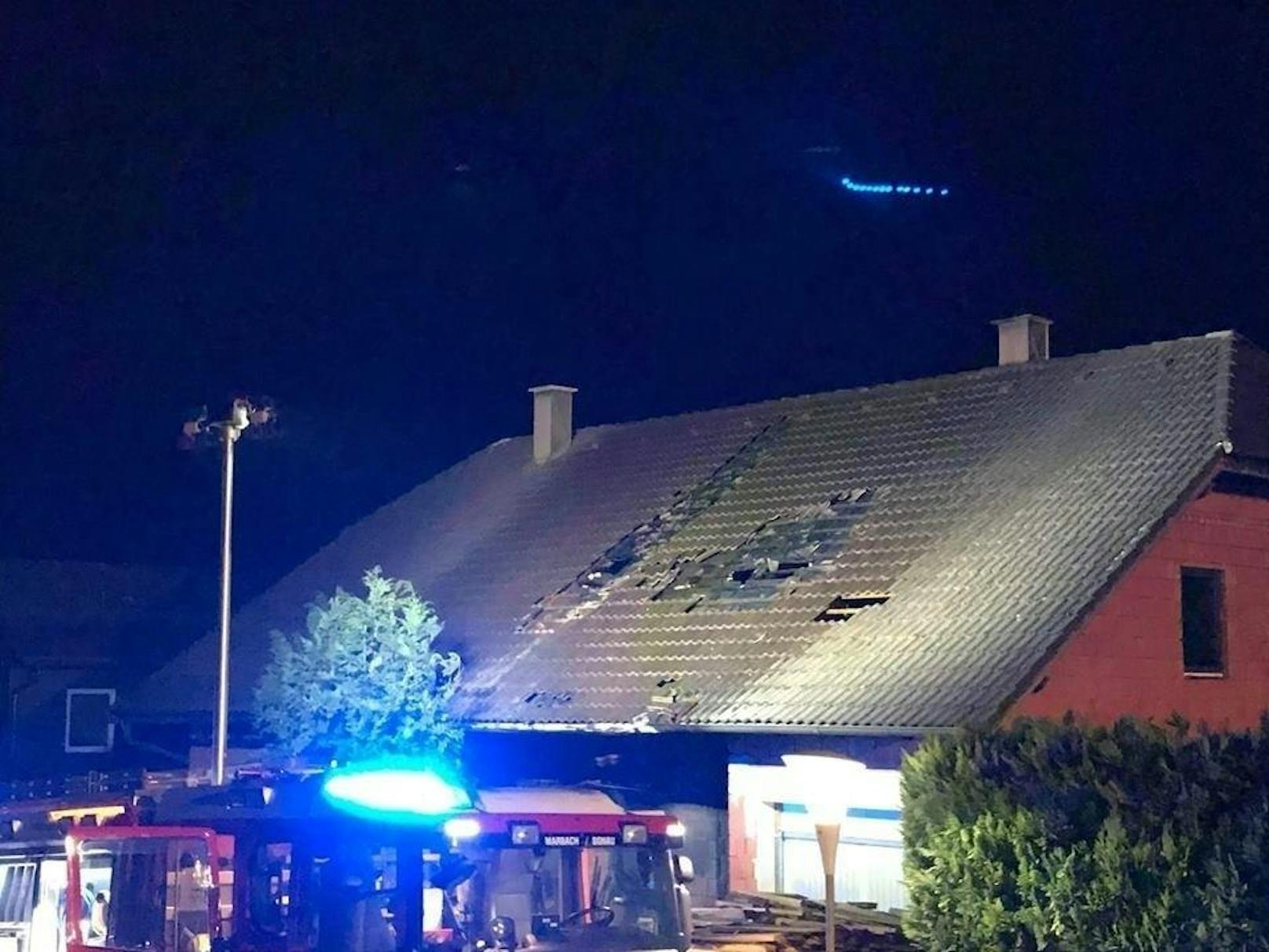 Mit dem Hubsteiger konnte schließlich auch das Feuer am Dach gelöscht werden.