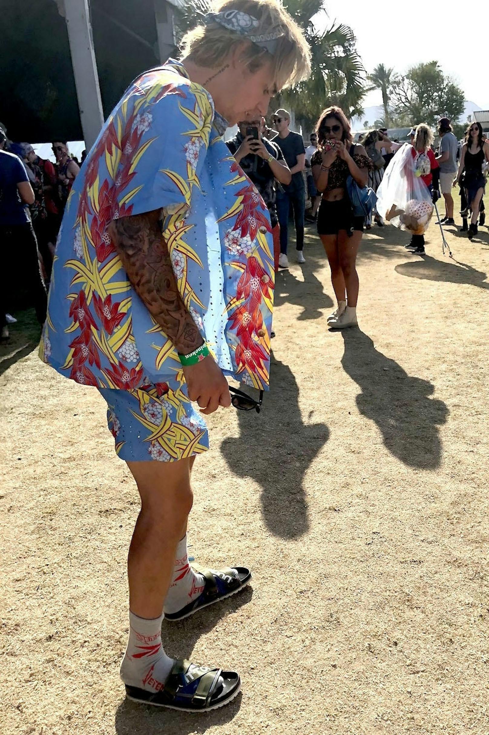 Modischer Griff ins Klo: Justin Bieber setzte von Kopf bis Fuß auf Hawaii-Hemd-Muster