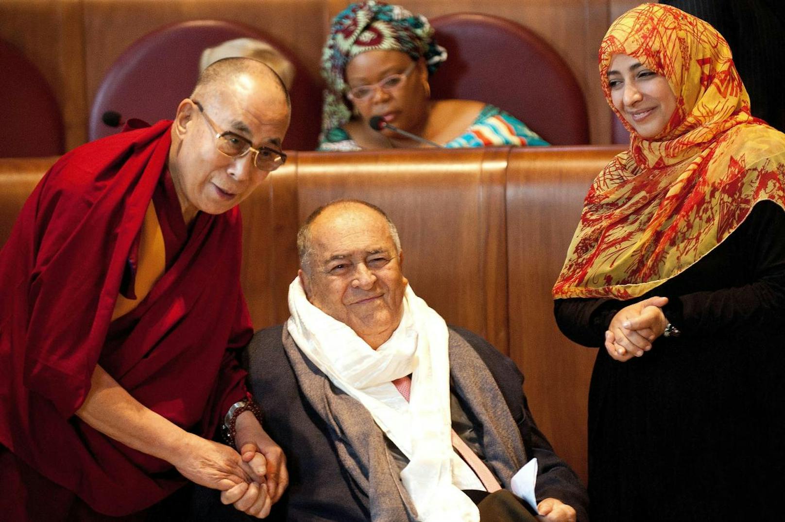 Bernardo Bertolucci mit dem Dalai Lama und Tawakkul Karman