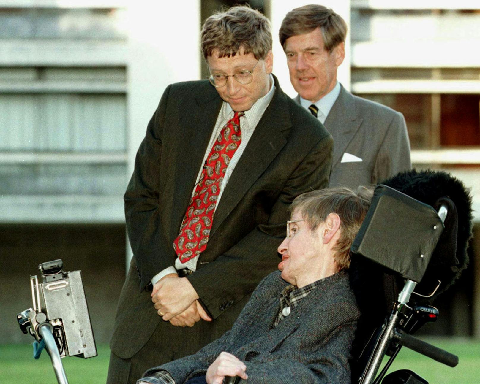 Der Physiker, hier mit Microsoft-Gründer Bill Gates, konnte seit Jahrzehnten nur mittels eines Sprachcomputers kommunizieren.
