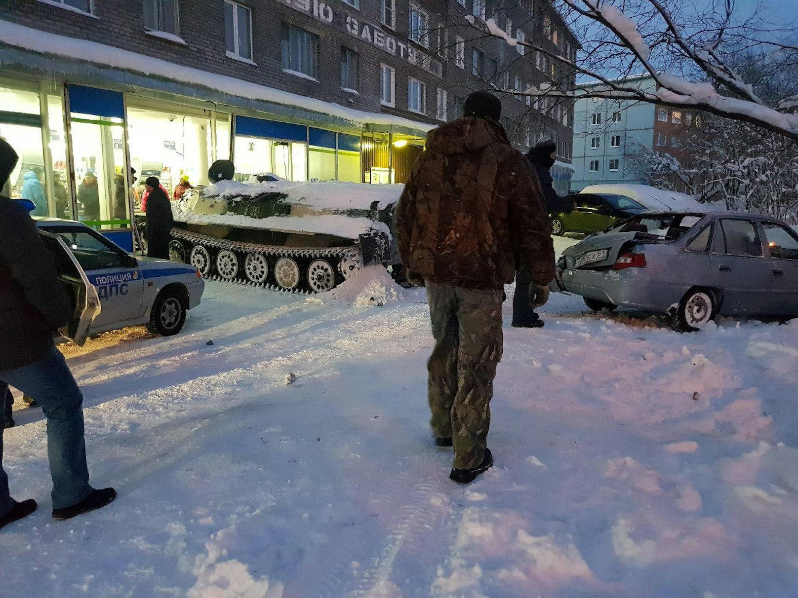 Mit einem von einer Panzerschule gestohlenen Schützenpanzer vom Typ MT-LB krachte ein betrunkener Russe in einen Supermarkt. Anschließend wollte er noch Alkohol stehlen.