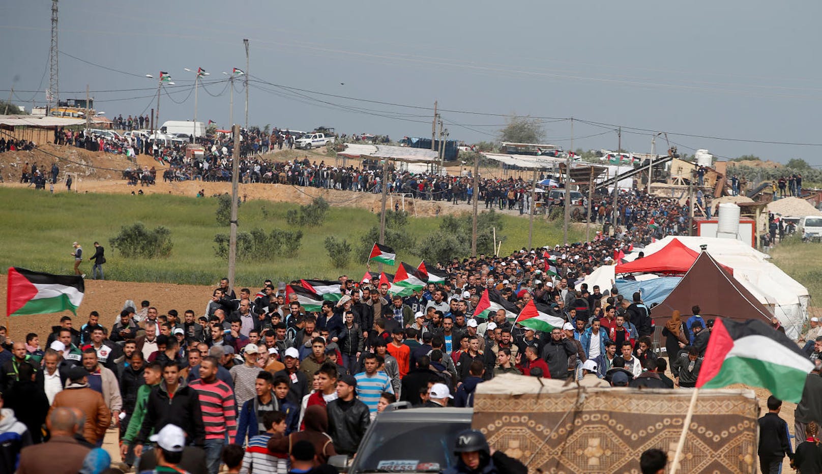 Zehntausende Palästinenser hatten am "Tag des Bodens" im Gazastreifen für ein "Recht auf Rückkehr" nach Israel demonstriert. Die Proteste sollen bis zum 15. Mai dauern.