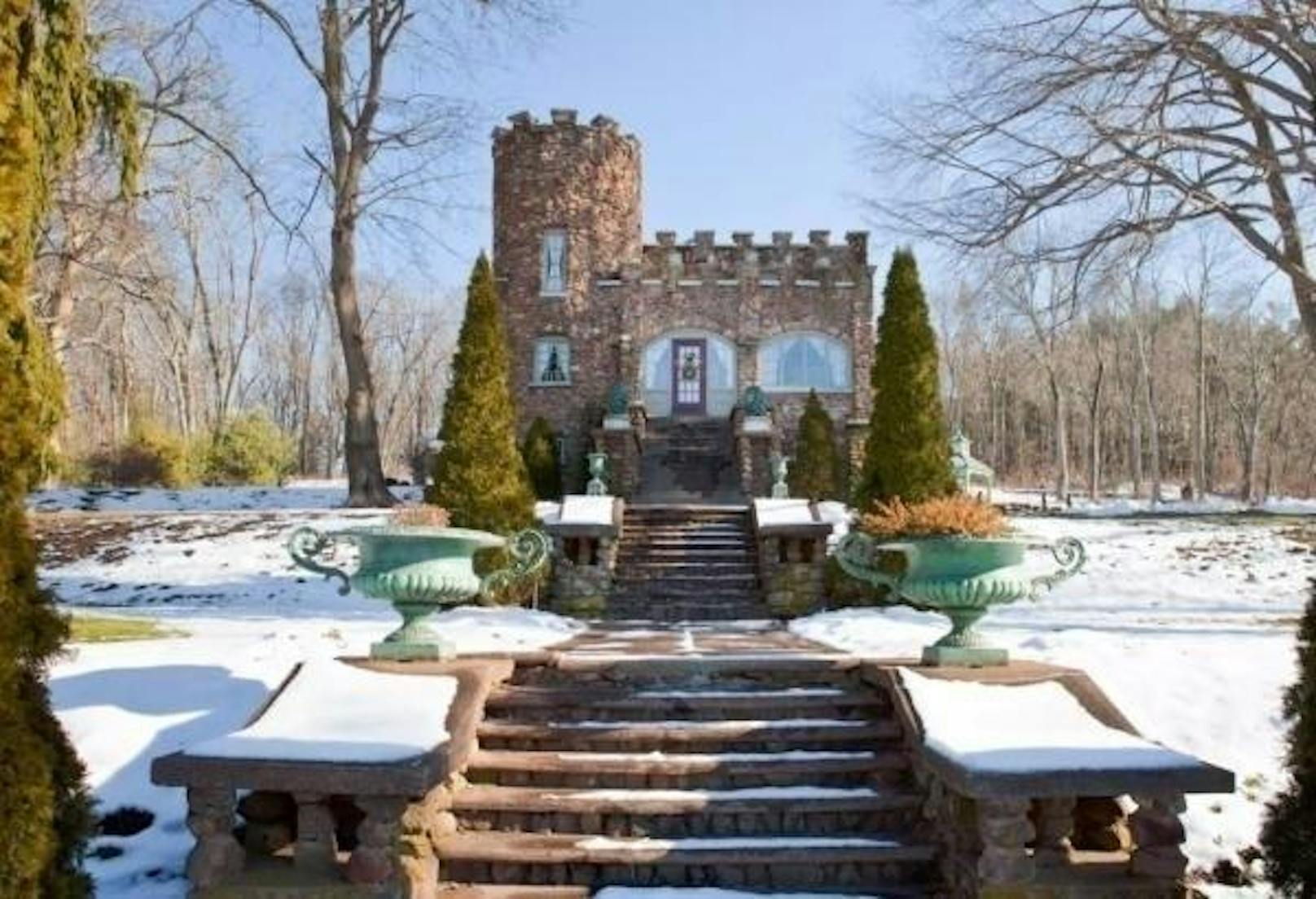 <b>Aborn Castle, Ellington, USA</b>
Dieses Märchenschloss befindet sich in Ellington, einer Ortschaft in Connecticut. Gebaut hat es 1917 eine Familie nach einer Reise nach England.