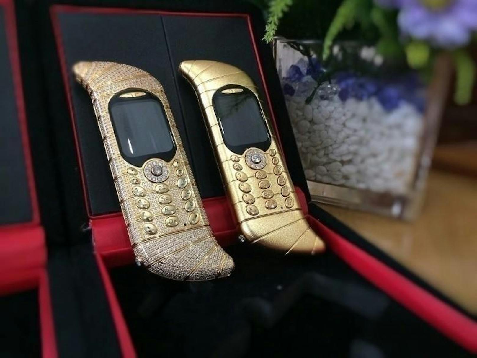 Von Goldvish stammen übrigens auch diese zwei Handys hier. Das Modell namens Goldvish Le Million hat eine wirklich besondere Form und besteht aus 18-karätigem Gold, 120-karätigen Diamanten sowie Platin. Auf dem Markt gibt es aktuell drei Geräte. Es kostet, wie der Name schon sagt, rund um eine Million Euro.