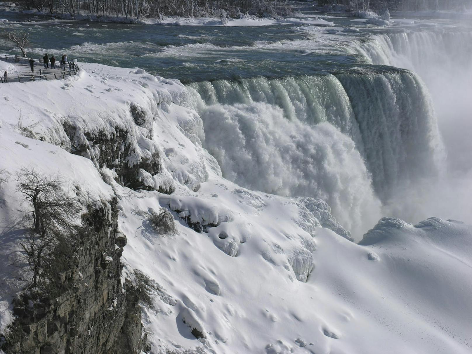 Selbst die Niagara-Fälle (New York) sind teilweise eingefroren.