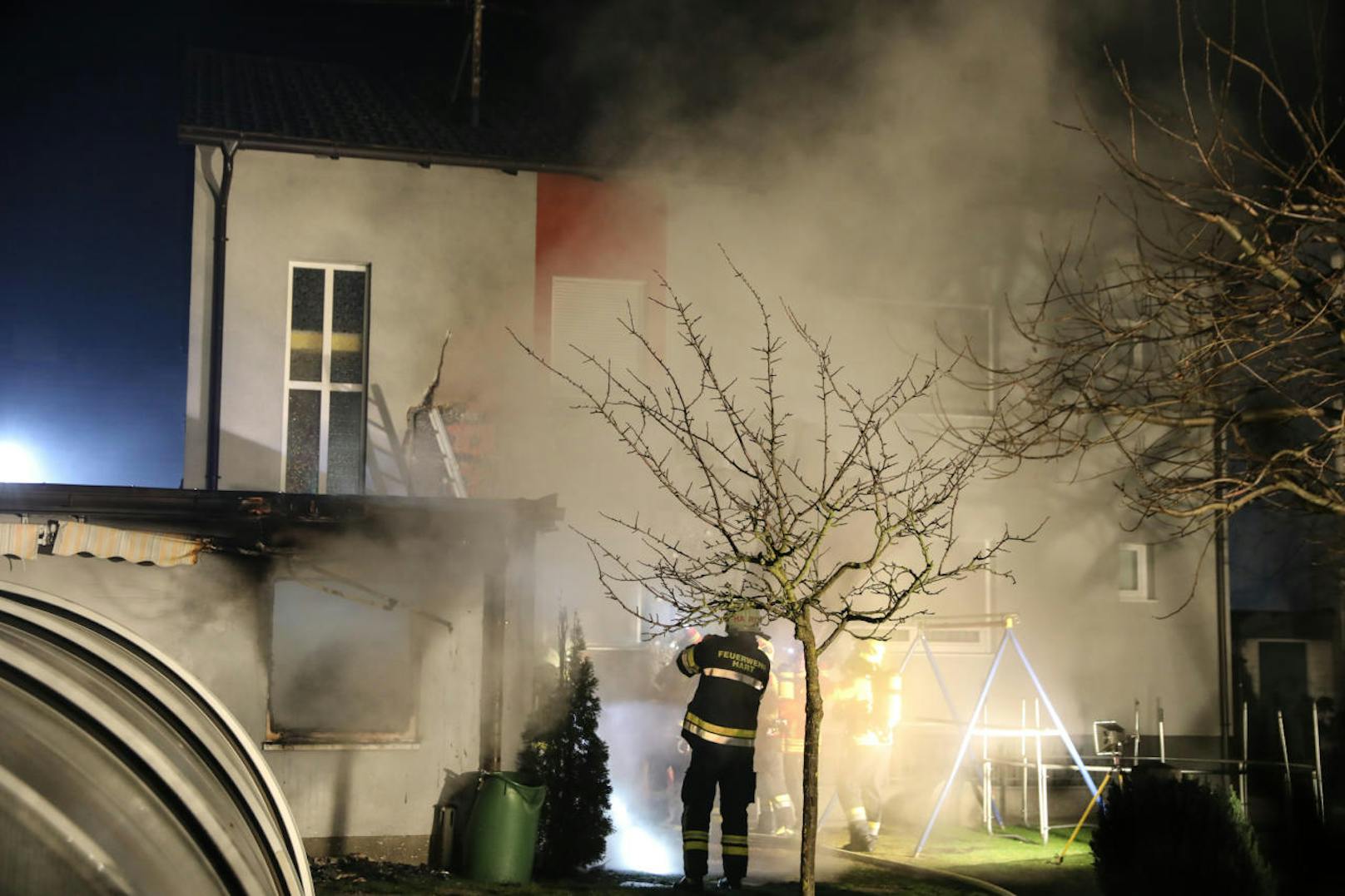 Feuerwehrmänner bekämpften den Garagenbrand in Pssching.