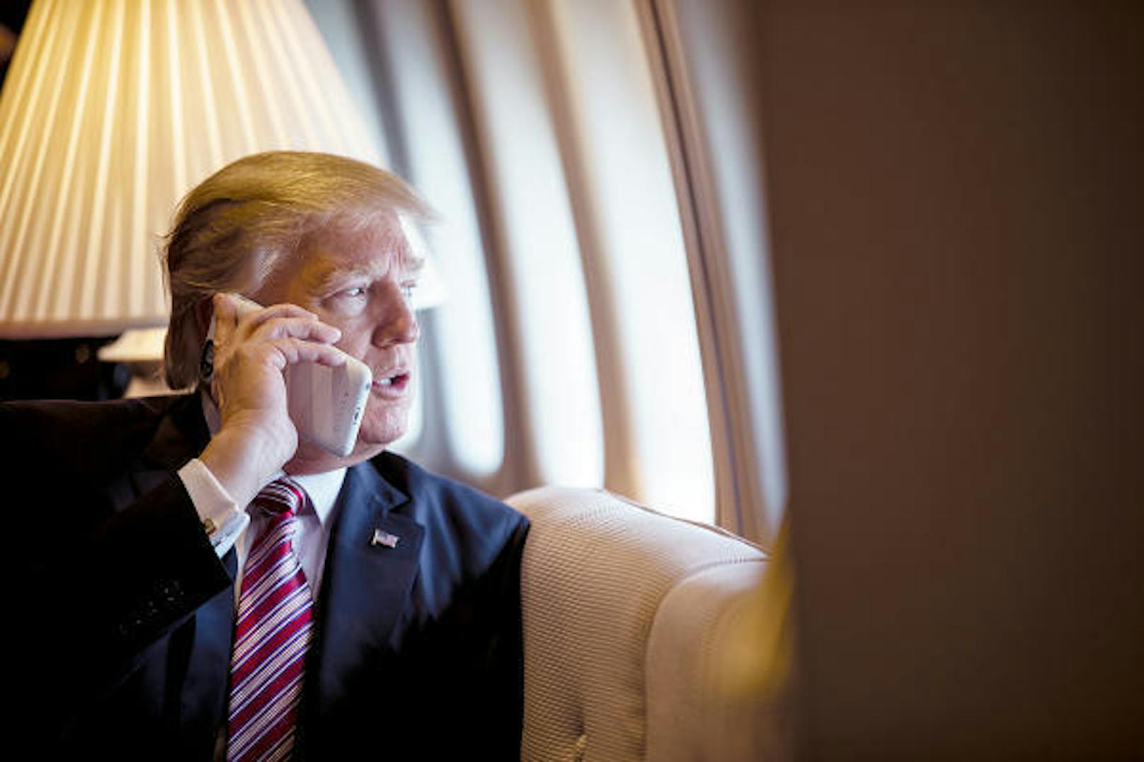 <b>Wenn er nicht gerade damit telefoniert, setzt Donald Trump sehr oft Tweets mit seinem Handy ab.</b>