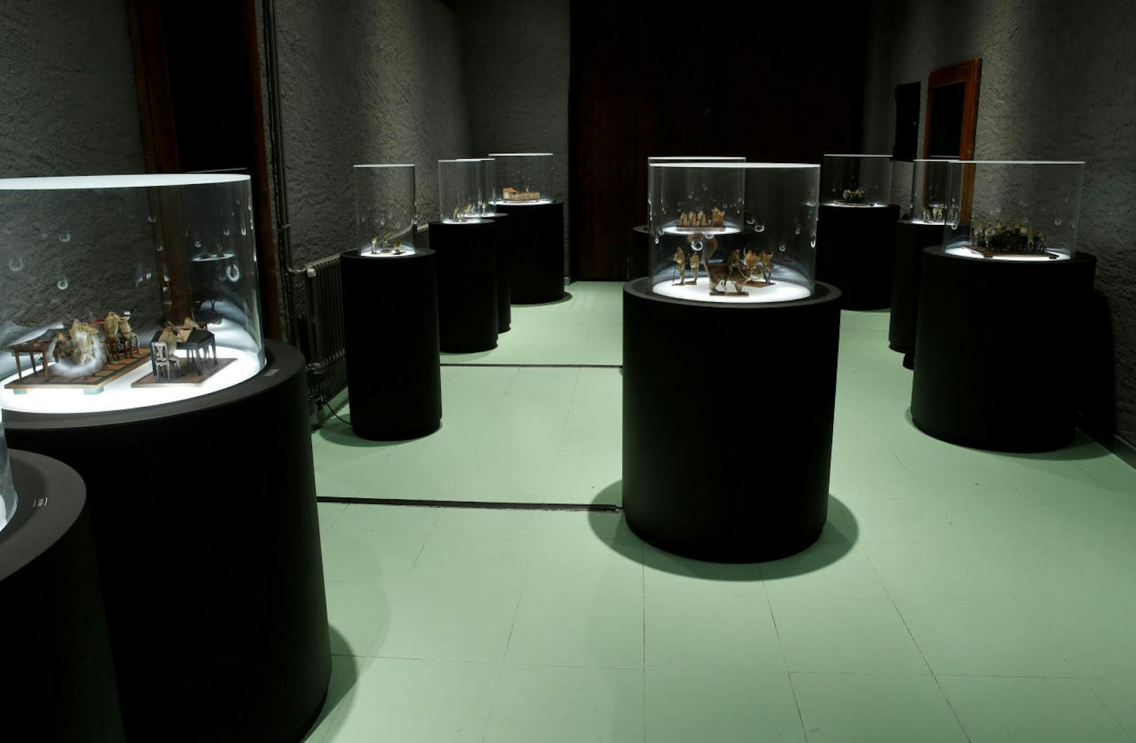 Im Froschmuseum in Estavayer-le-Lac in der Schweiz stellen 108 ausgestopfte Frösche Alltagsszenen aus dem 19. Jahrhundert dar. 