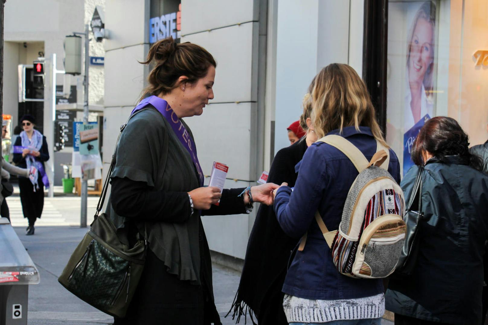 Suffragetten waren in Wien unterwegs: Die Frauen der Jungen Generation der SPÖ Wien warben für das Frauenvolksbegehren, das von 1. bis 8. Oktober aufliegt. Und: Sie erinnerten daran, dass in Österreich heuer 100 Jahre Frauenwahlrecht gefeiert werden.