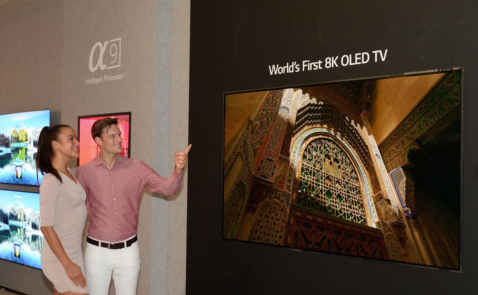 LG Electronics stellt auf der IFA 2018 außerdem den weltweit ersten 8K-OLED-TV mit einer Auflösung von 7.680 x 4.320 Bildpunkten vor. Das gigantische Gerät mit einer Bildschirmdiagonale von 88 Zoll (2,23 Meter) verfügt über mehr als 33 Millionen Licht-emittierende Pixel.