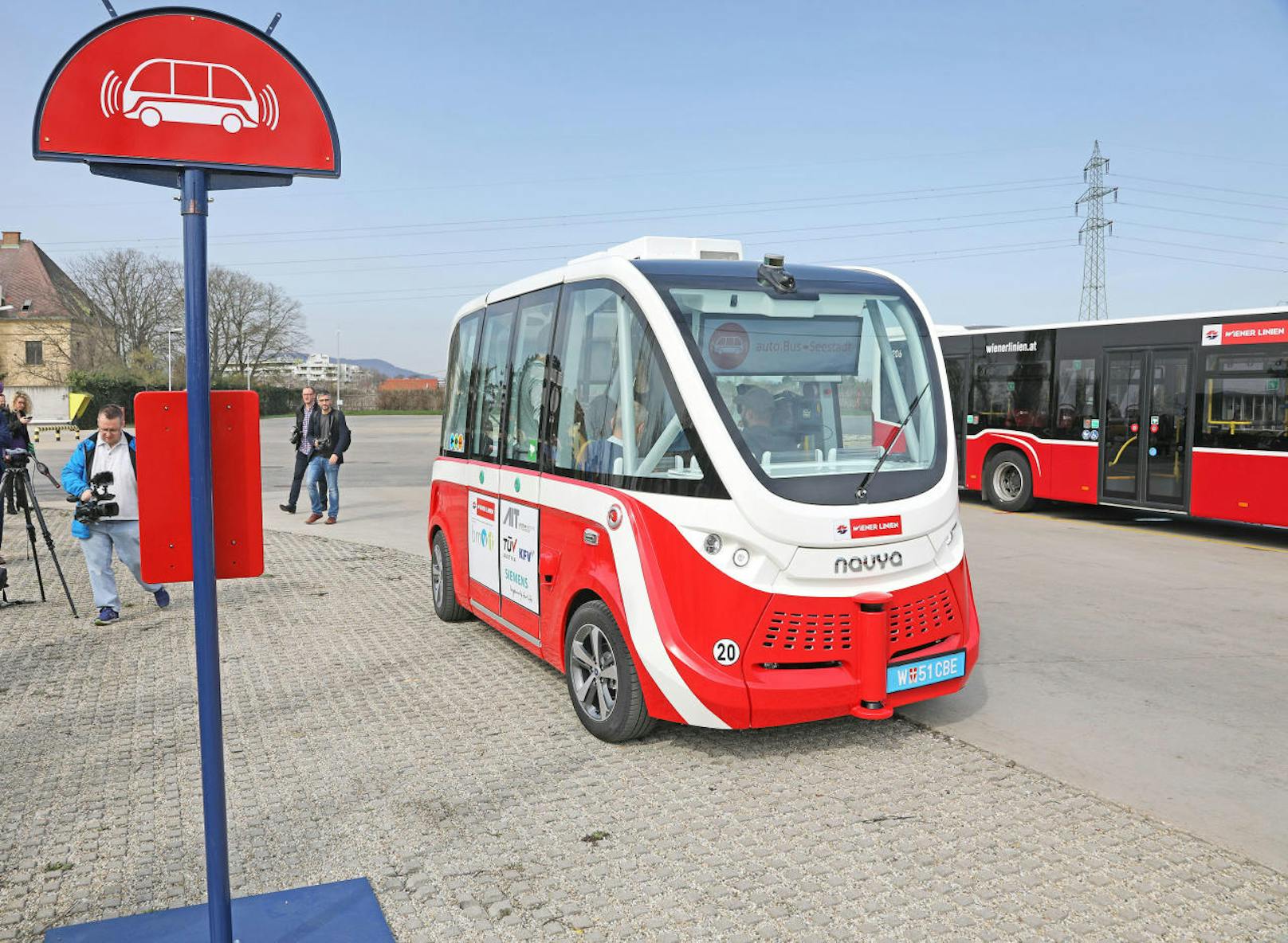 Nicht nur die neue U5 wird ohne Fahrer auskommen, auch lenkerlose Busse sind bei den Wiener Linien ein Thema. Am Mittwoch wurde einer der e-Busse vorgestellt.