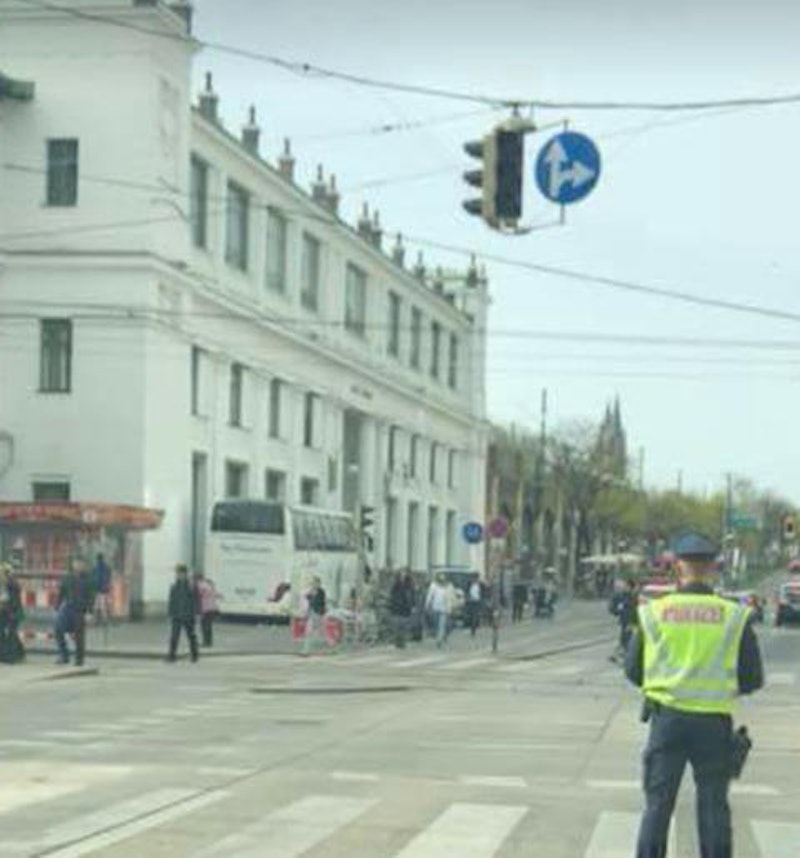 Der Bus stand am Donnerstagmorgen noch an der Unfallstelle.  