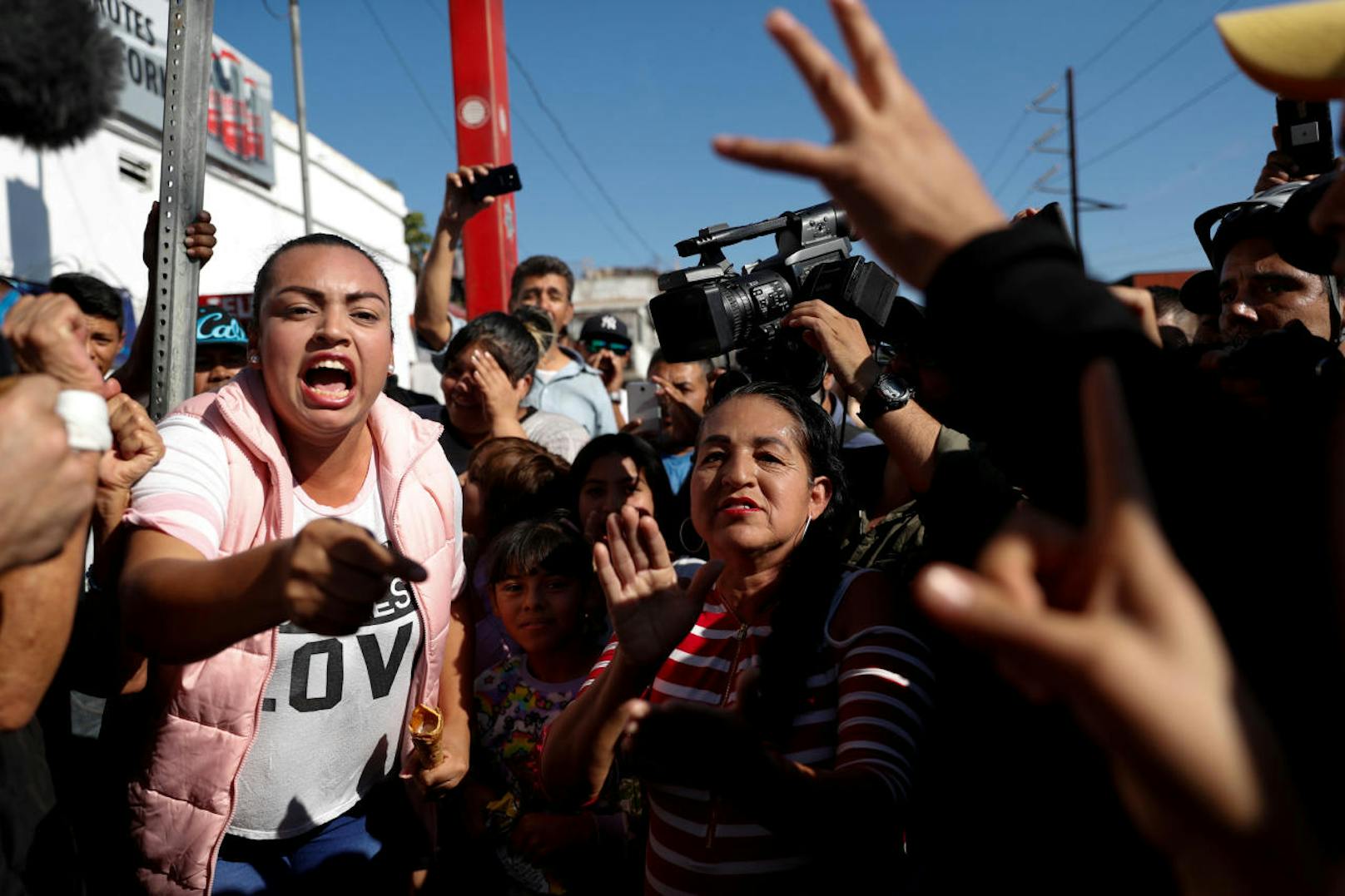 Bei den Protesten gegen Migranten aus Mittelamerika wurde es laut und zum Teil gewalttätig.