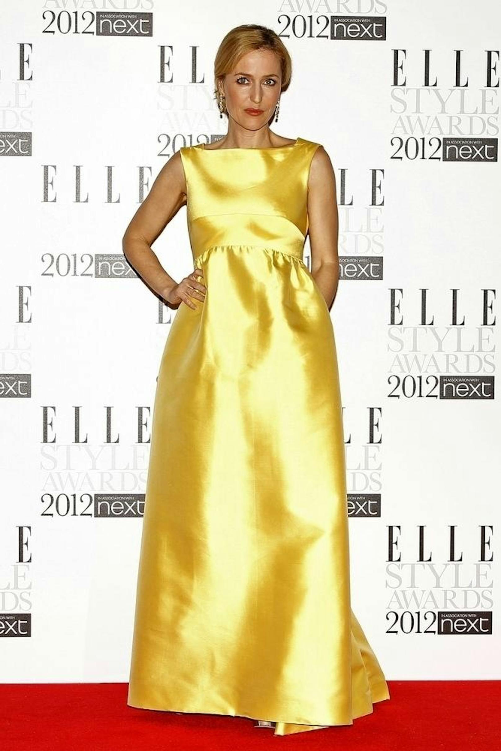 Gillian Anderson in strahlendem Gelb - Design von Sarmi