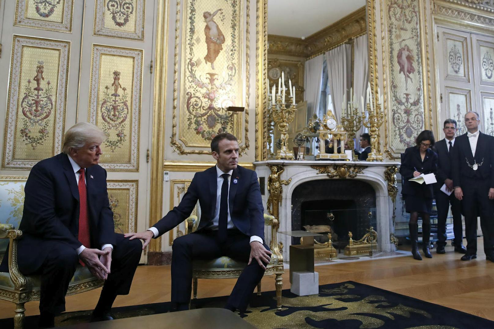 Seinen "Sieg" zeigte Macron mit einer weiteren Dominanzgeste: Er legte seine Hand auf Trumps Knie, so als woltle er sagen: "Er gehört jetzt mir."