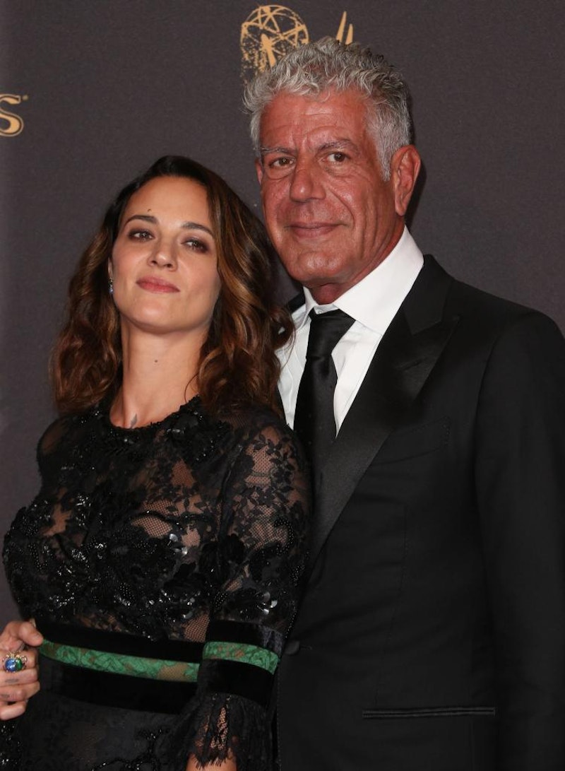 Asia Argento war eine der ersten, die mit Missbrauchsvorwürfen gegen Harvey Weinstein an die Öffentlichkeit ging, mehr als 80 Frauen folgten. Asias Freund, Starkoch Anthony Bourdain soll es gewesen sein, der das von Jimmy Bennett verlangte Geld bezahlt hat. Bourdain beging am 8. Juni 2018 Selbstmord