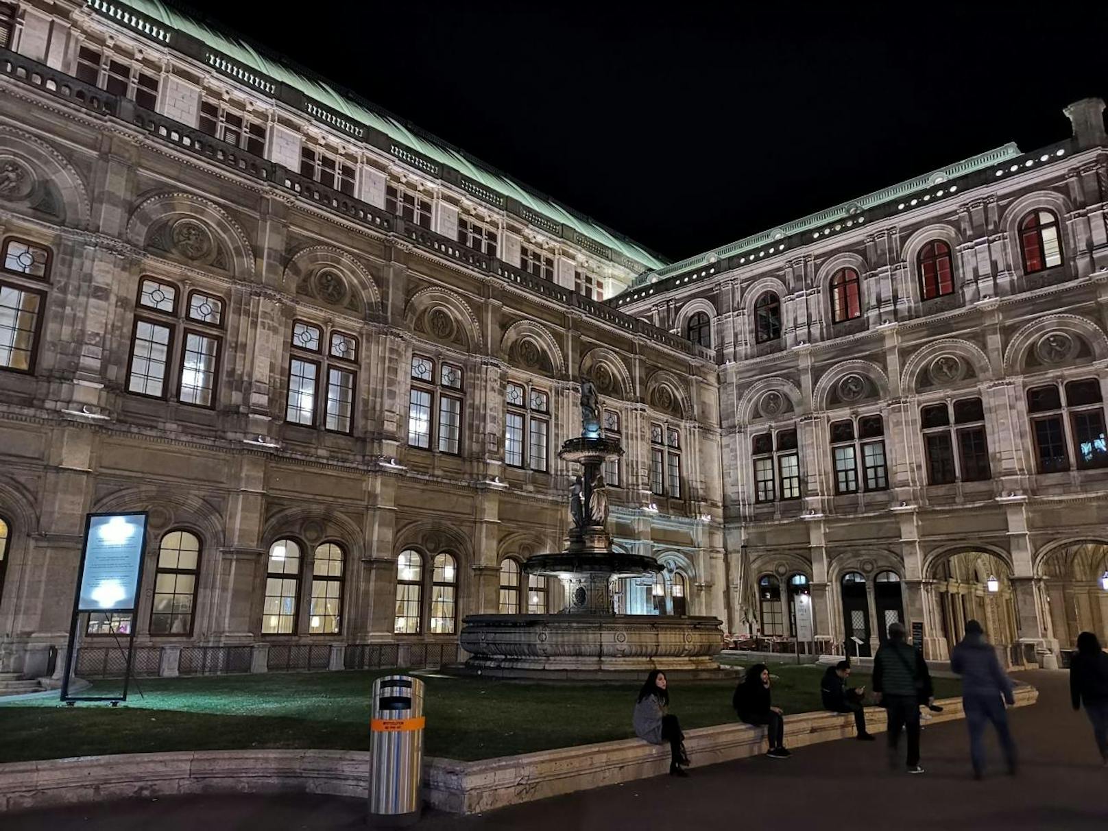 Alle Standard- und Weitwinkelfotos wie dieses von der Wiener Oper wurden vom selben Standort aus ...