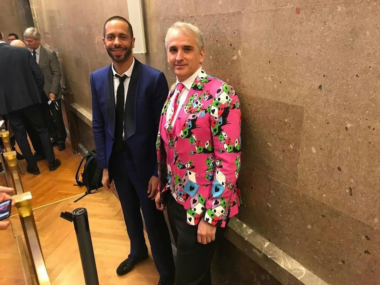 An Tag 5 trug Anwalt Michael Dohr einen pinken Anzug von Enrico Coveri. Sein Kollege Amir Ahmed erschien in Cavalli.