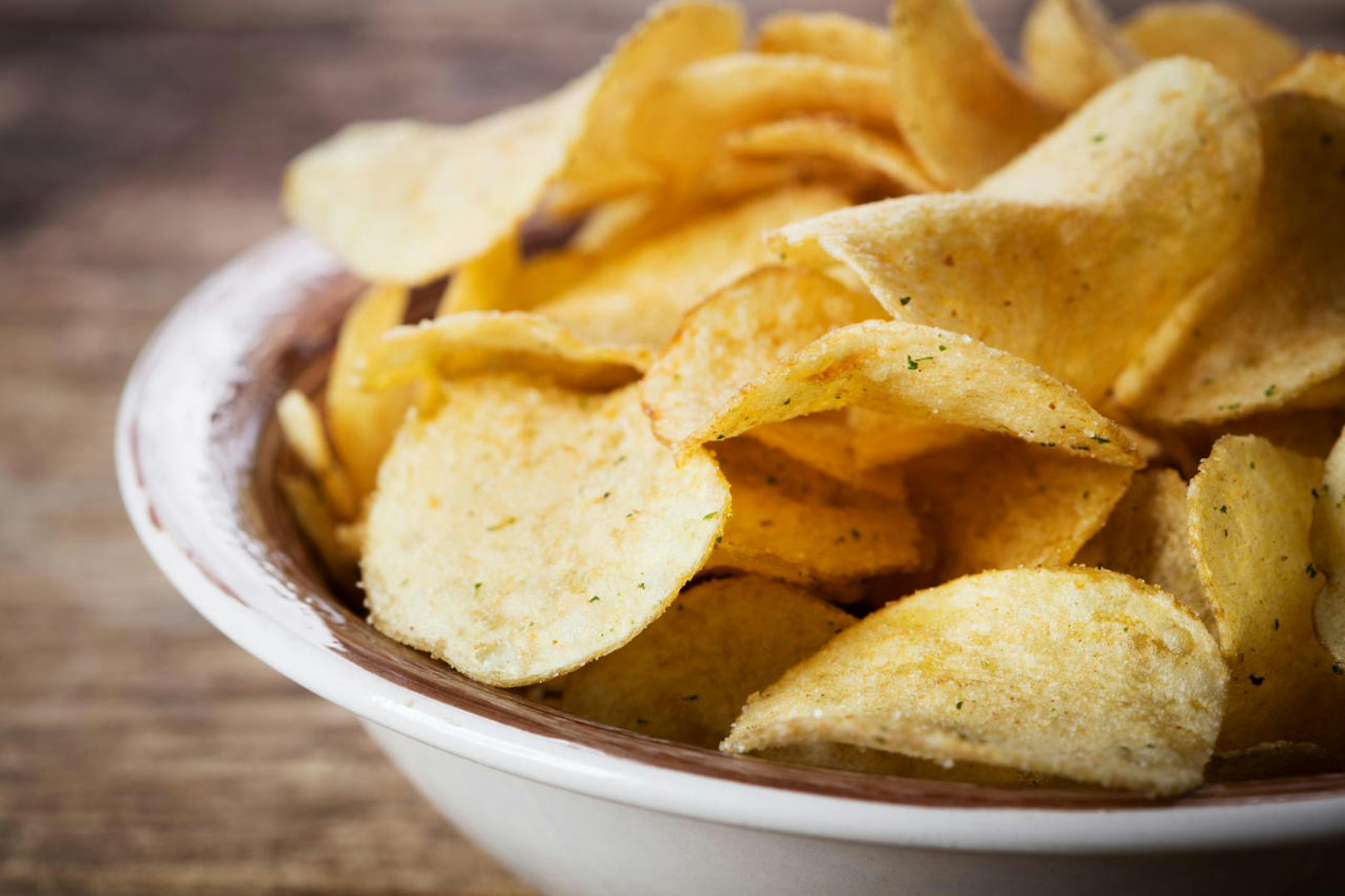<b>3. Chips:</b> Die sind so fein! Kein Wunder: Die in Chips fast immer enthaltenen Geschmacksverstärker sorgen dafür, dass wir den ganzen Sack essen wollen. Diese Stoffe regen nämlich den Hunger an und machen uns zu Chips-Junkies, die nie genug bekommen. Oder hast du schon mal nur drei Chips gegessen?