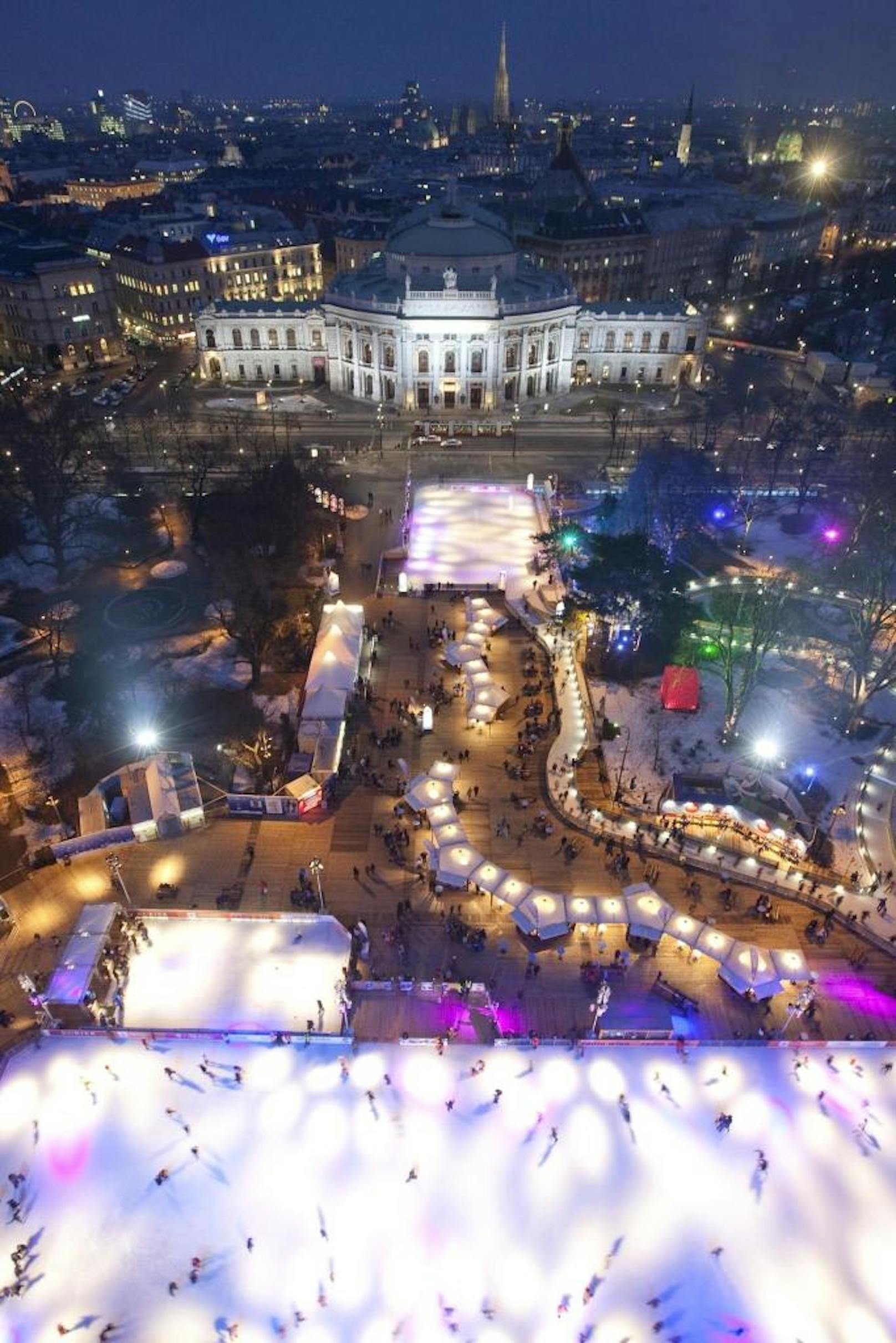 Von 20. Jänner bis inklusive 4. März 2018 von 10 bis 22 Uhr hat der Wiener Eistraum am Rathausplatz wieder geöffnet. Am 19. Jänner ab 17 Uhr gibts zur Eröffnung Gratis-Eislaufen.
Hier sehen Sie Impressionen der vergangenen Jahre.