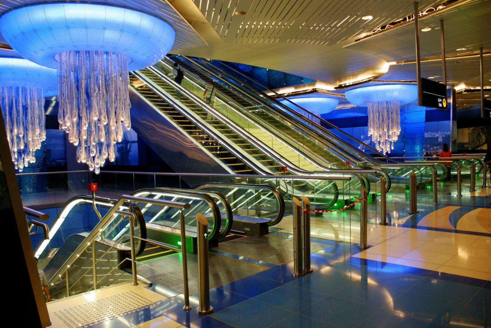Auf Platz 9 liegt die Haltestelle BurJuman in Dubai. Die Dubai-Metro gibt es erst seit 2009, sie ist eine der neusten und modernsten U-Bahnen der Welt: Die Züge sind alle führerlos. Die Station hat das Thema «Wasser» und wurde so gestaltet, dass sich die Reisenden ein bisschen wie in einem Aquarium fühlen. Das Highlight: die etwas seltsamen Quallen-Kronleuchter.