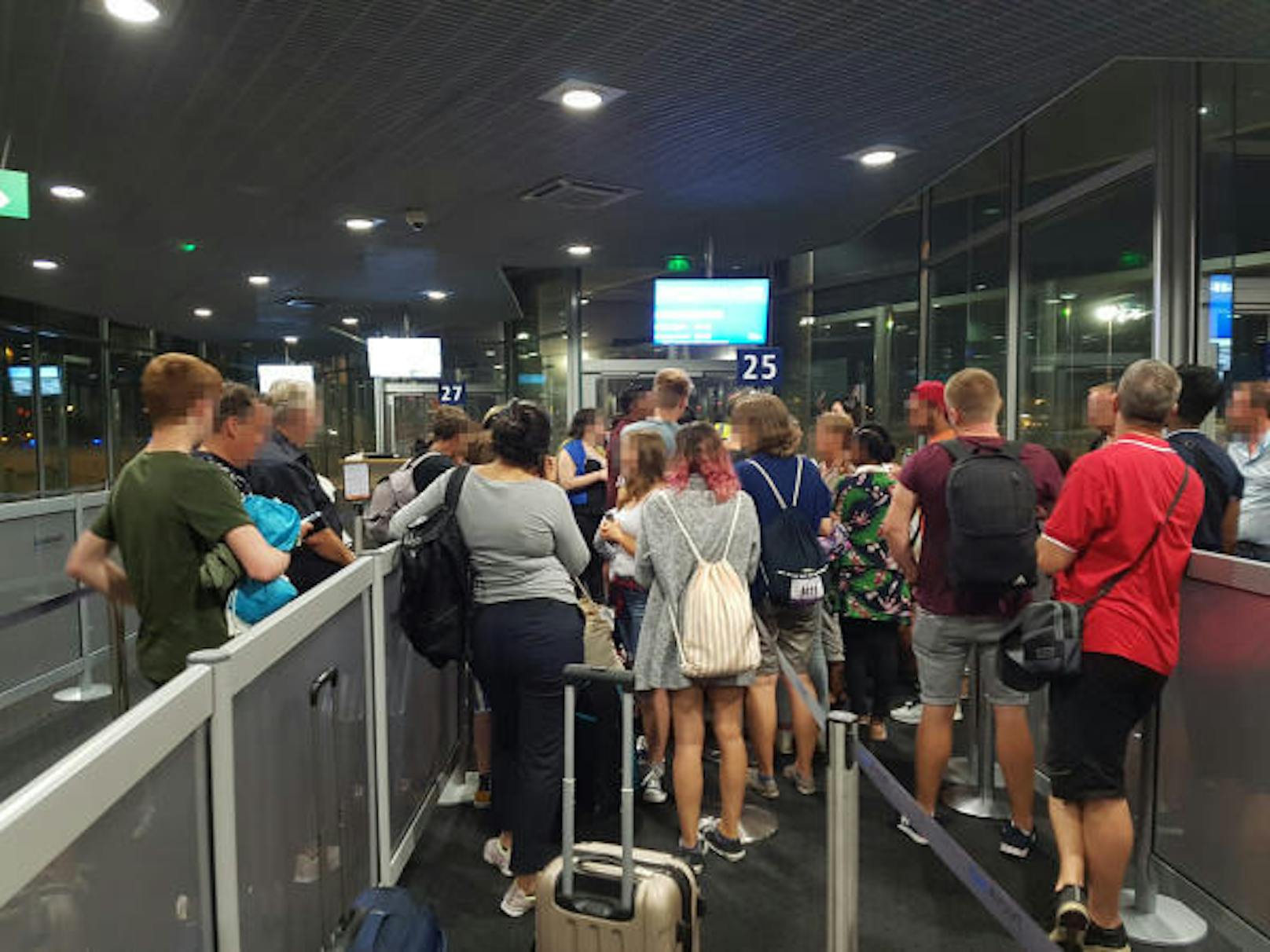 Rund 160 Ryanair-Kunden warteten am Dienstag am Euro-Airport in Basel vergeblich sieben Stunden auf ihren Flug.