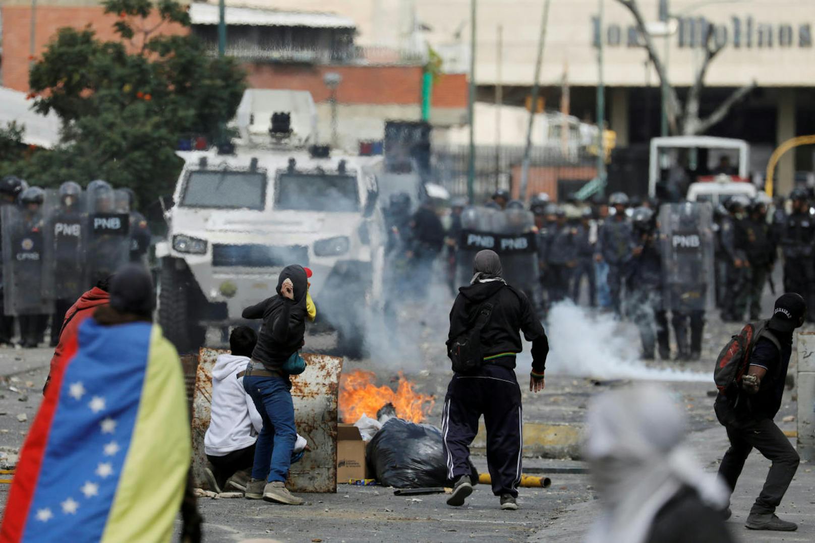  die Polizei feuerte mit Tränengasgranaten und Gummigeschossen auf die Demonstranten.