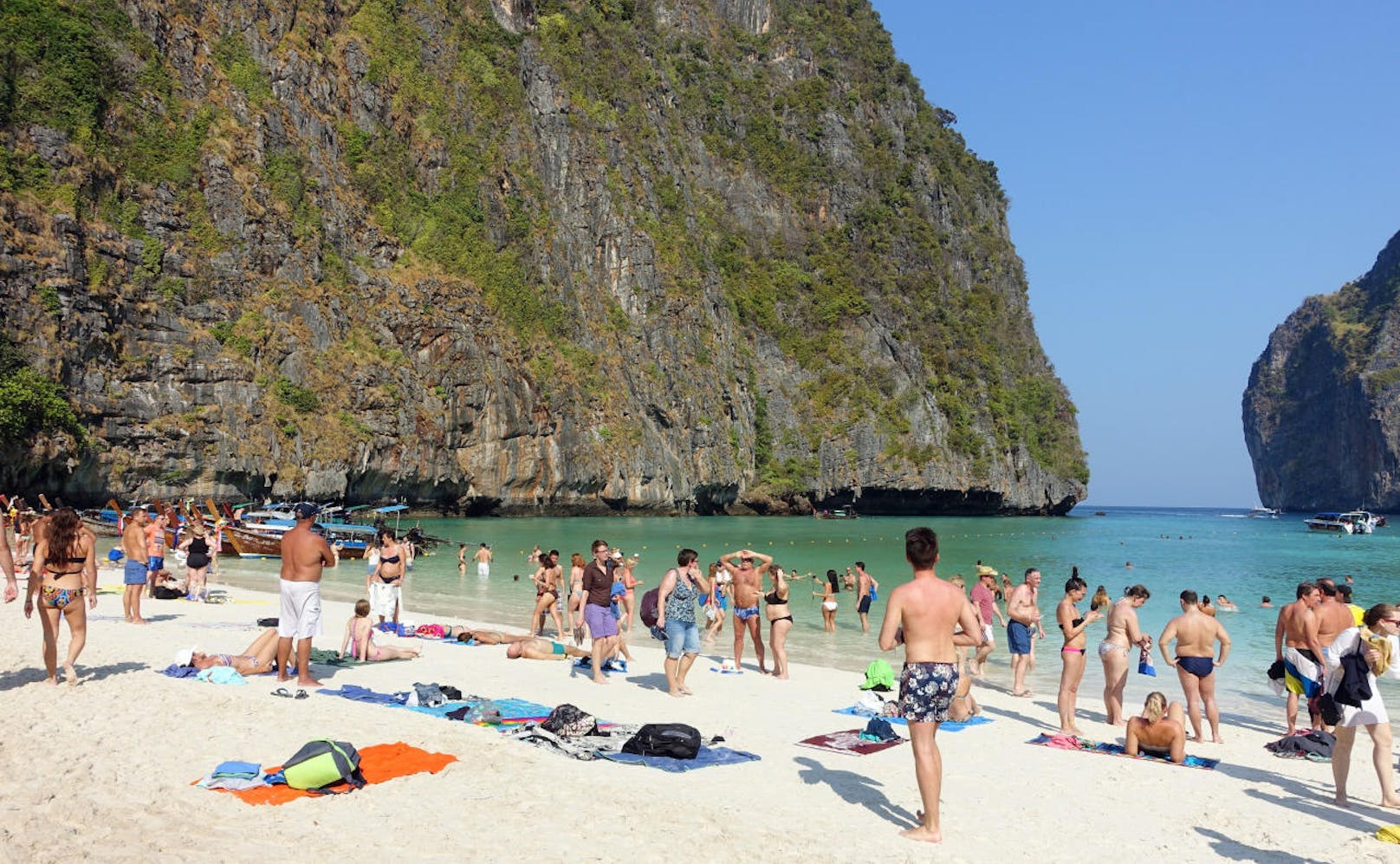 Maya Bay auf der thailändischen Insel Phi Phi wurde als Drehort für den Film "The Beach" mit Leonardo di Caprio weltberühmt. Weil der Strand seitdem von Urlaubern überlaufen ist, zog die thailändische Regierung die Notbremse und sperrt den Strand für vier Monate im Jahr, um weitere Umweltschäden zu verhindern.