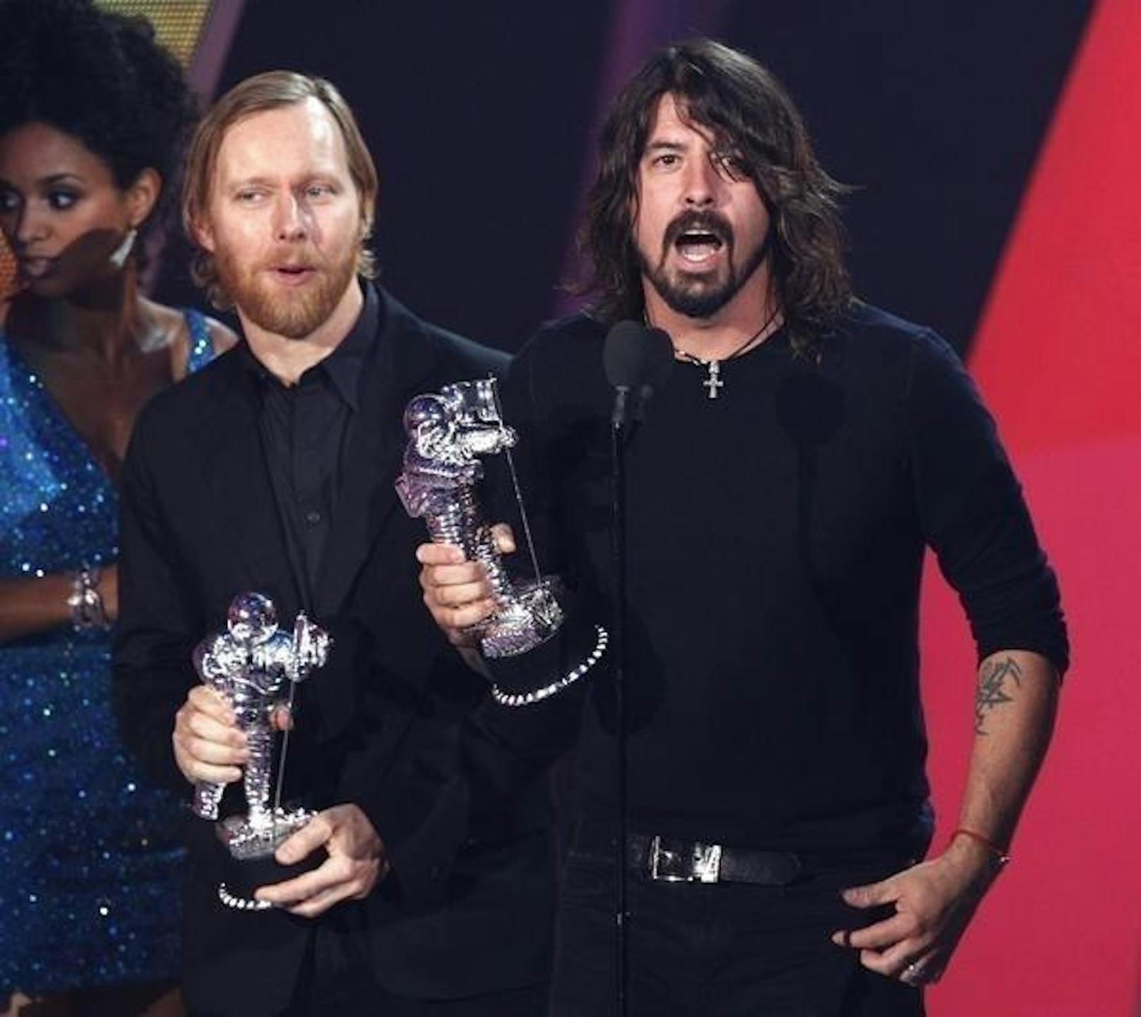 Die Foo Fighters sind Auszeichnungen mittlerweile gewohnt. Auch diesmal könnten sie abräumen, denn sie sind 6 mal nominiert - im Bild der Bassist Nate Mendel (li.) und Frontman Dave Grohl