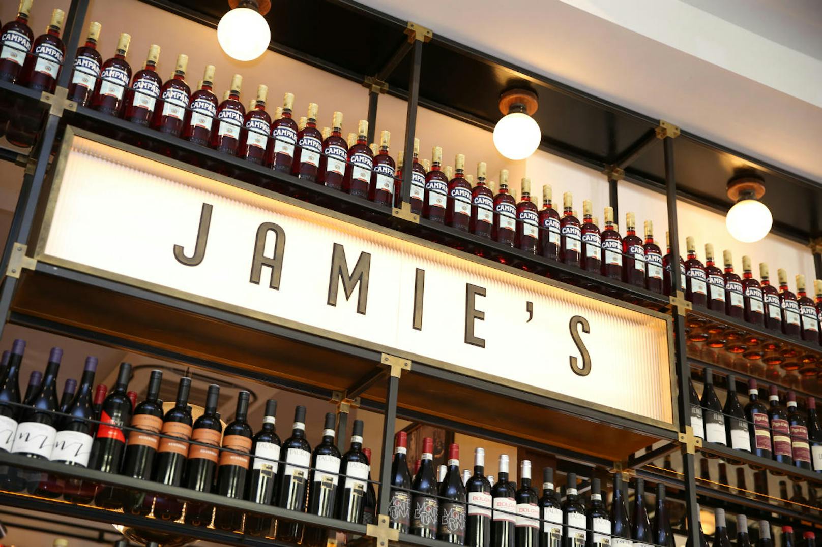 Um 11 Uhr besuchte der TV-Koch sein "Jamie's" am Dr. Karl-Lueger-Platz 5 in der Innenstadt.