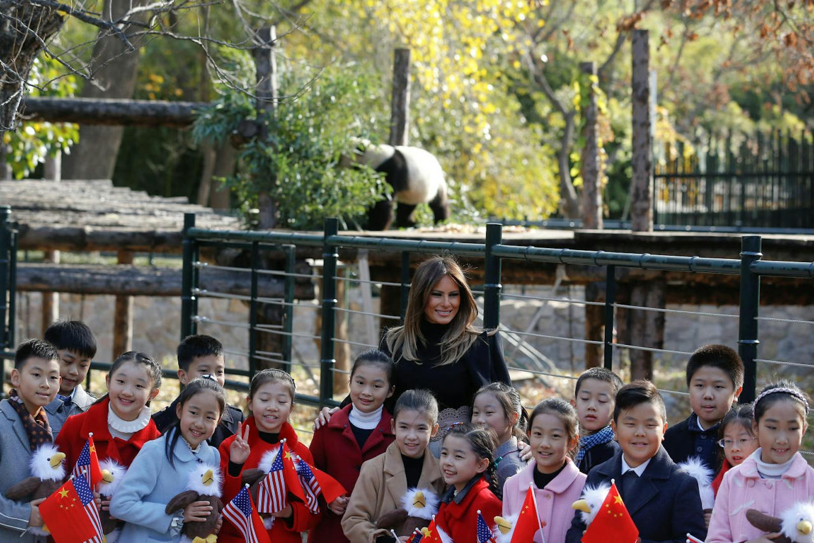 First Lady Melania Trump posiert für Fotos mit Kindern vor einem Panda-Gehege im Zoo von Beijing, China.