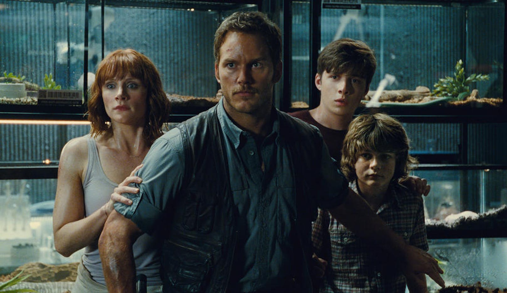 Von links: Bryce Dallas Howard, Chris Pratt, Nick Robinson und Ty Simpkins fürchten in "Jurassic World" um ihr Leben.