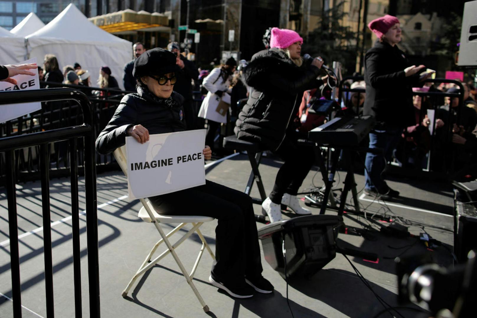 Yoko Ono und John Lennon waren schon immer Aktivisten. "Imagine Peace", angelehnt an Johns berühmtesten Song fand Yoko auch am Samstag in Manhattan / New York City