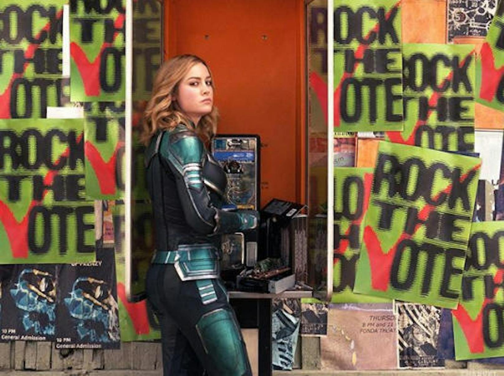 08.11.2018: Peinlicher Fehler im Hause Disney. Brie Larson postete ein Szenenfoto aus "Captain Marvel" vorab. Die Telefonnummer auf dem Münzfernsprecher stellte sich als Telefonsex-Hotline heraus. Wie das passieren konnte? So viel Geld im Hause Disney und trotzdem hat jemand die Rechnung nicht bezahlt :)