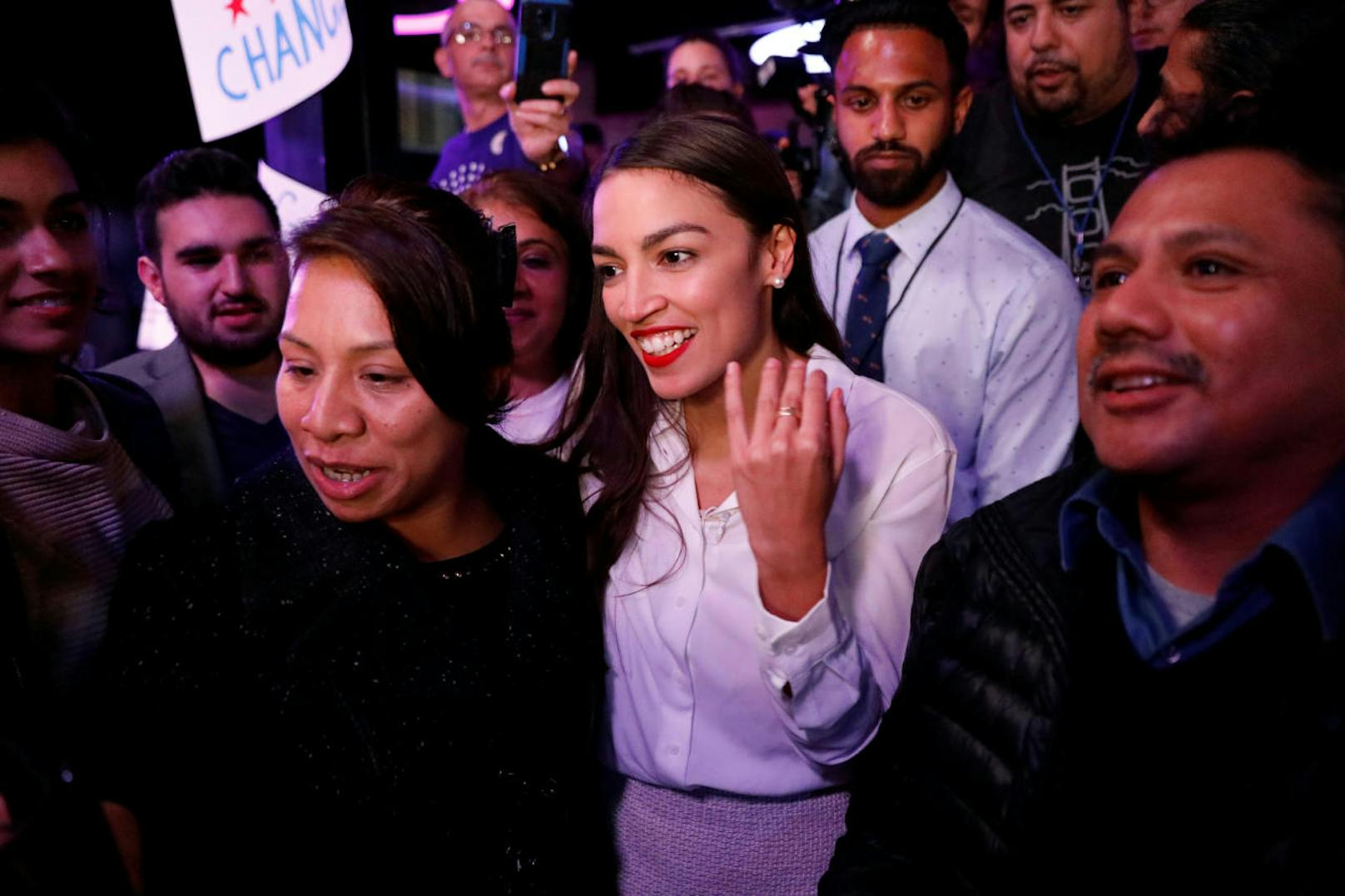 Die Demokratin Alexandria Ocasio-Cortez gewann erwartungsgemäß im Bundesstaat New York und zieht mit 29 Jahren als jüngste Abgeordnete aller Zeiten in den Kongress ein.