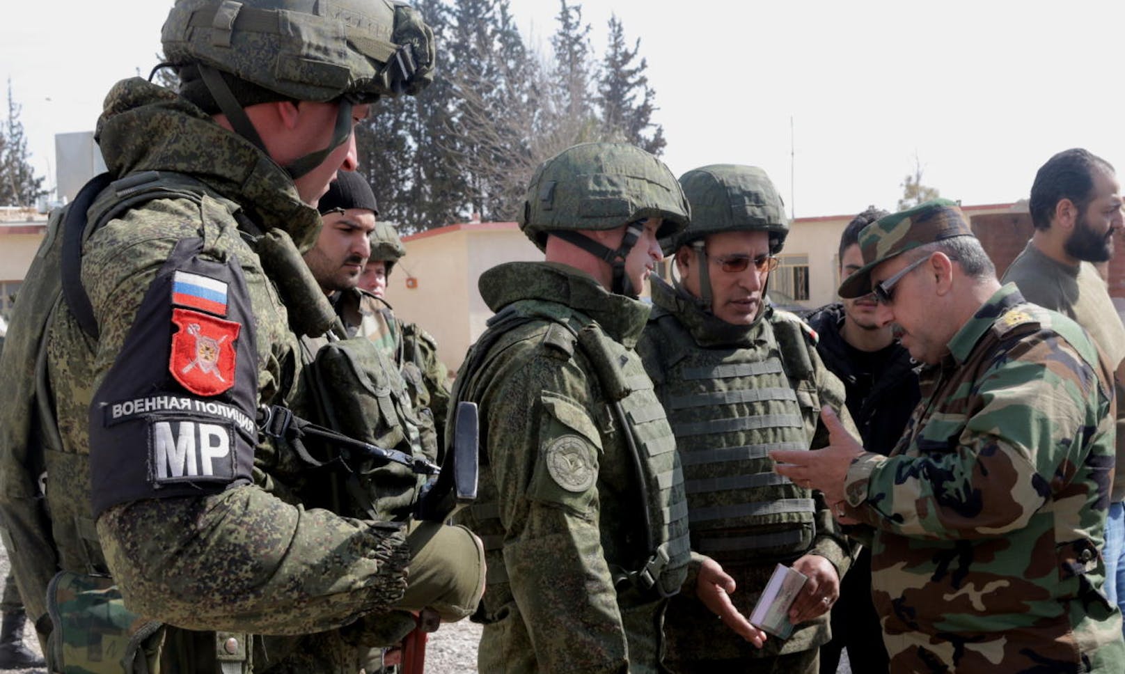 Russische und syrische Soldaten beraten sich bei einem der FLuchtkorridore am Lager Al-Wafidin bei Ost-Ghouta