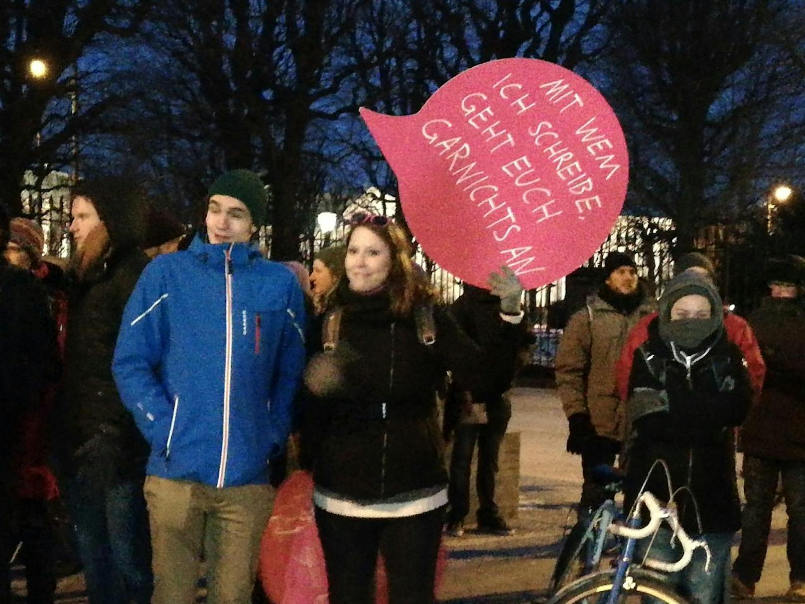 Hunderte protestierten am Montagabend bei eisigen Temperaturen vor dem Kanzleramt am Ballhausplatz. 