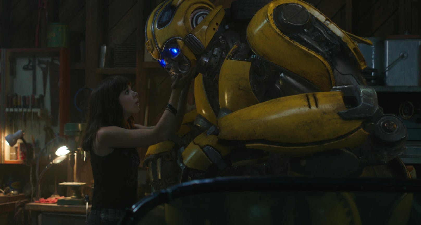 Der gelbe Transformer und Charlie (Hailee Steinfeld) lernen sich in einer Werkstatt kennen. 