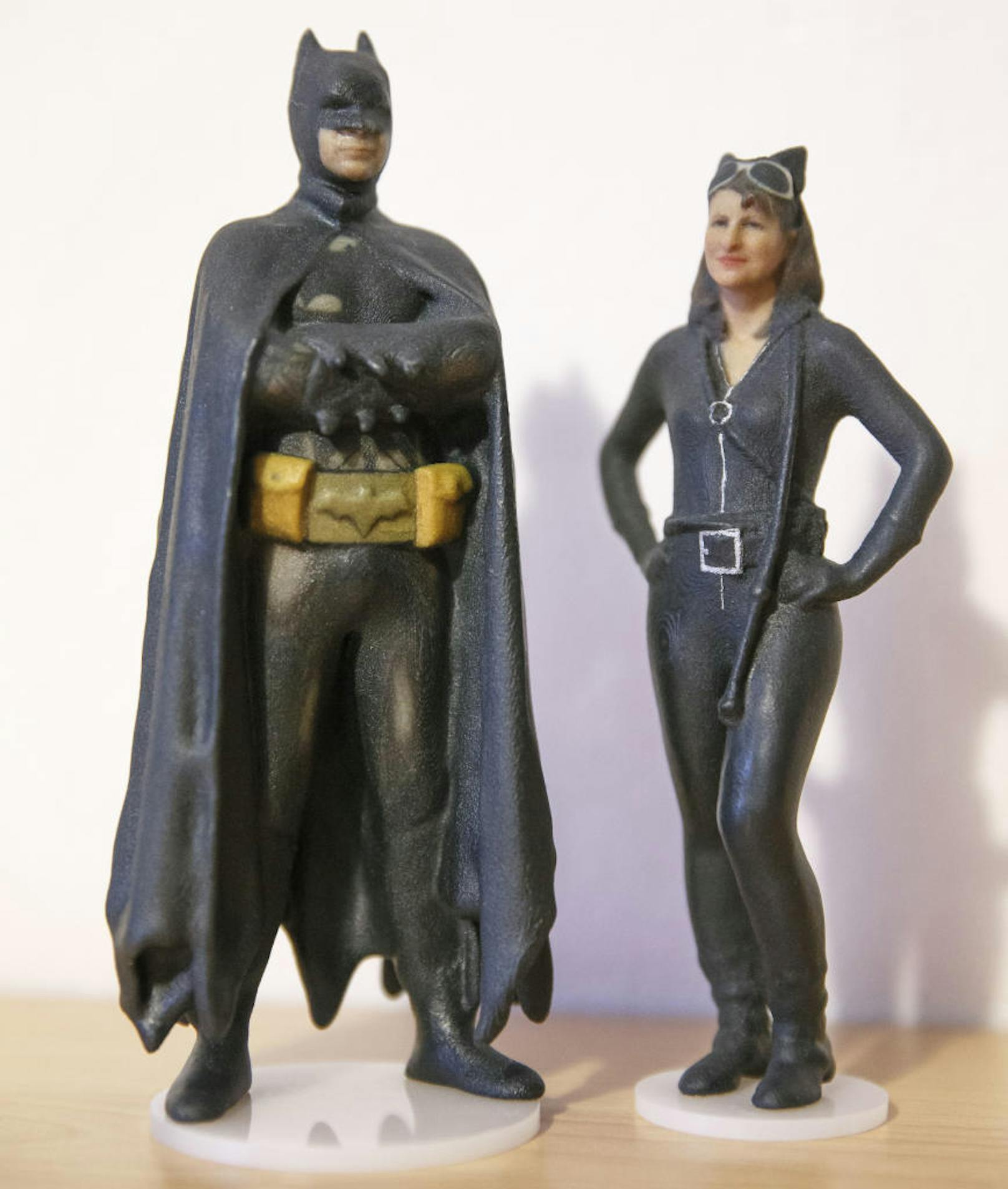 Andreas T. mit seiner Frau Sandra als Batman- und Catwoman-Figuren.