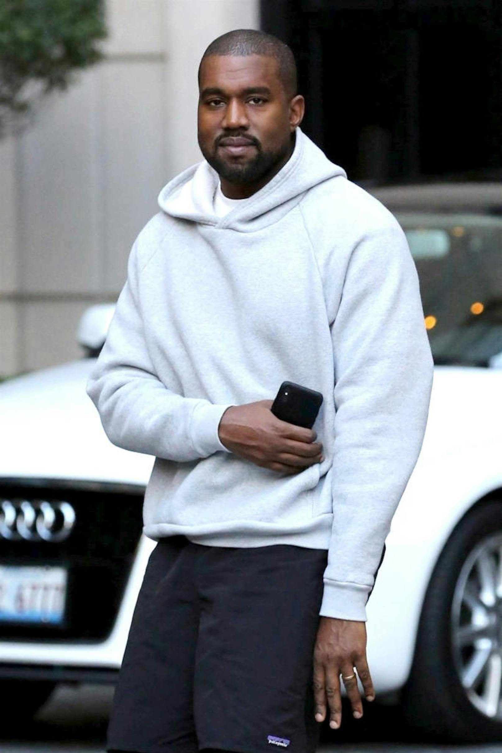 Kanye West zeigt am 24. September 2018 seine neuen Yeezy-Schuhe, während er in Chicago unterwegs ist.