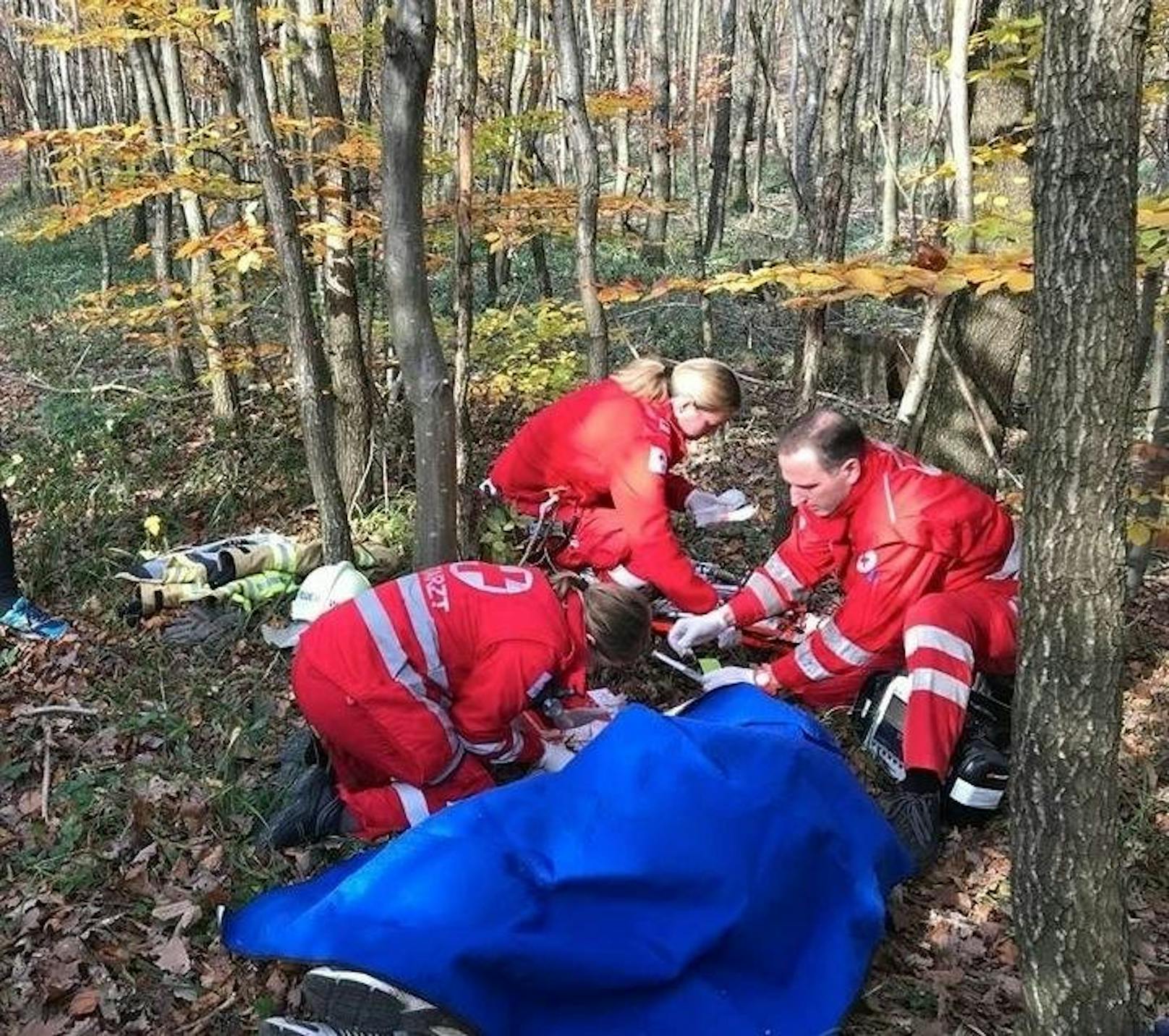 Die Feuerwehr brachte den Notarzt zur Unfallstelle und trug den Schwerverletzten anschließend mit einer Trage durch den Wald zum Rettungswagen.