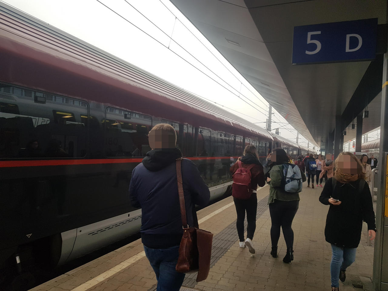 Ein Railjet in St. Pölten (Archivfoto): Wer keine Sitzplatzreservierung hat, kann bei Überfüllung des Zuges verwiesen werden.