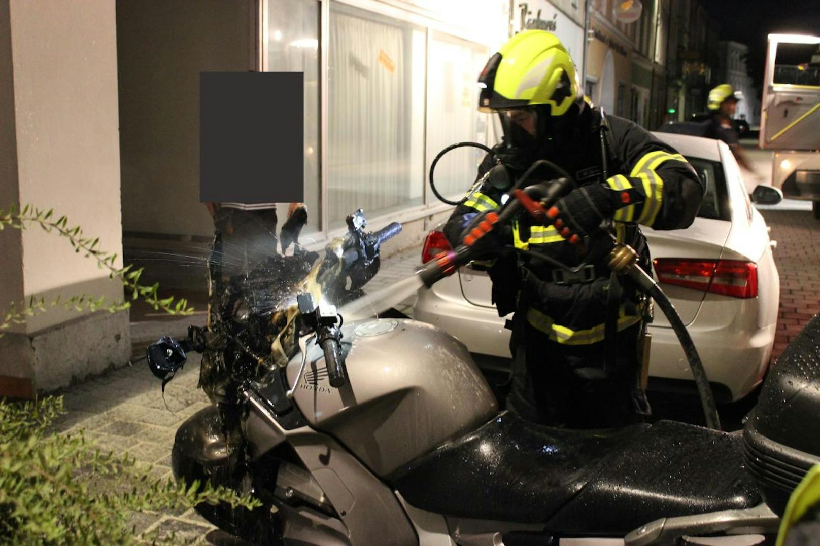 Das Motorrad ging in der Linzer Straße in Braunau in Flammen auf.
