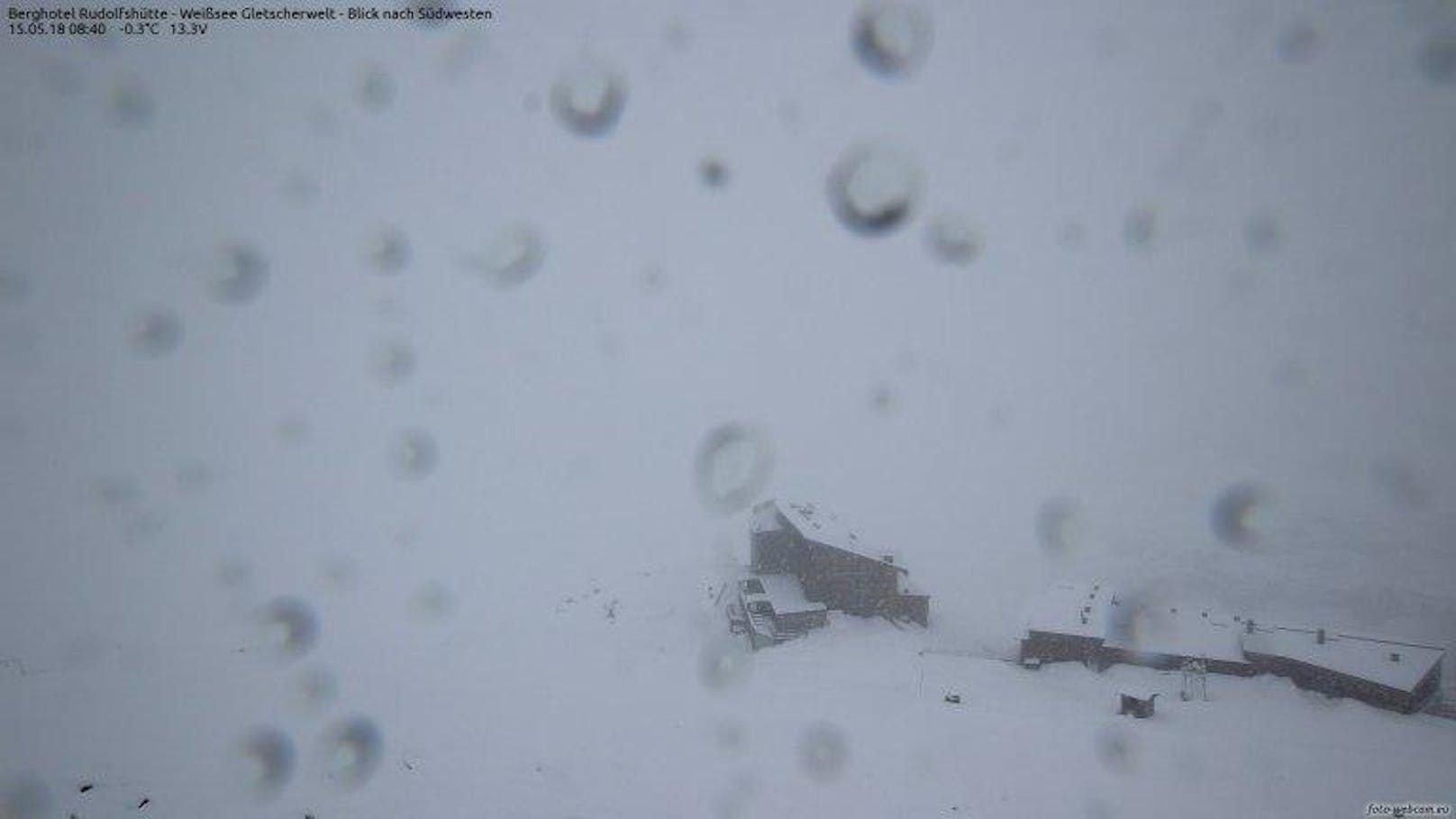 Schneefall am Dienstag in etwa 2.300 m Höhe. (Quelle: www.foto-webcam.eu)
