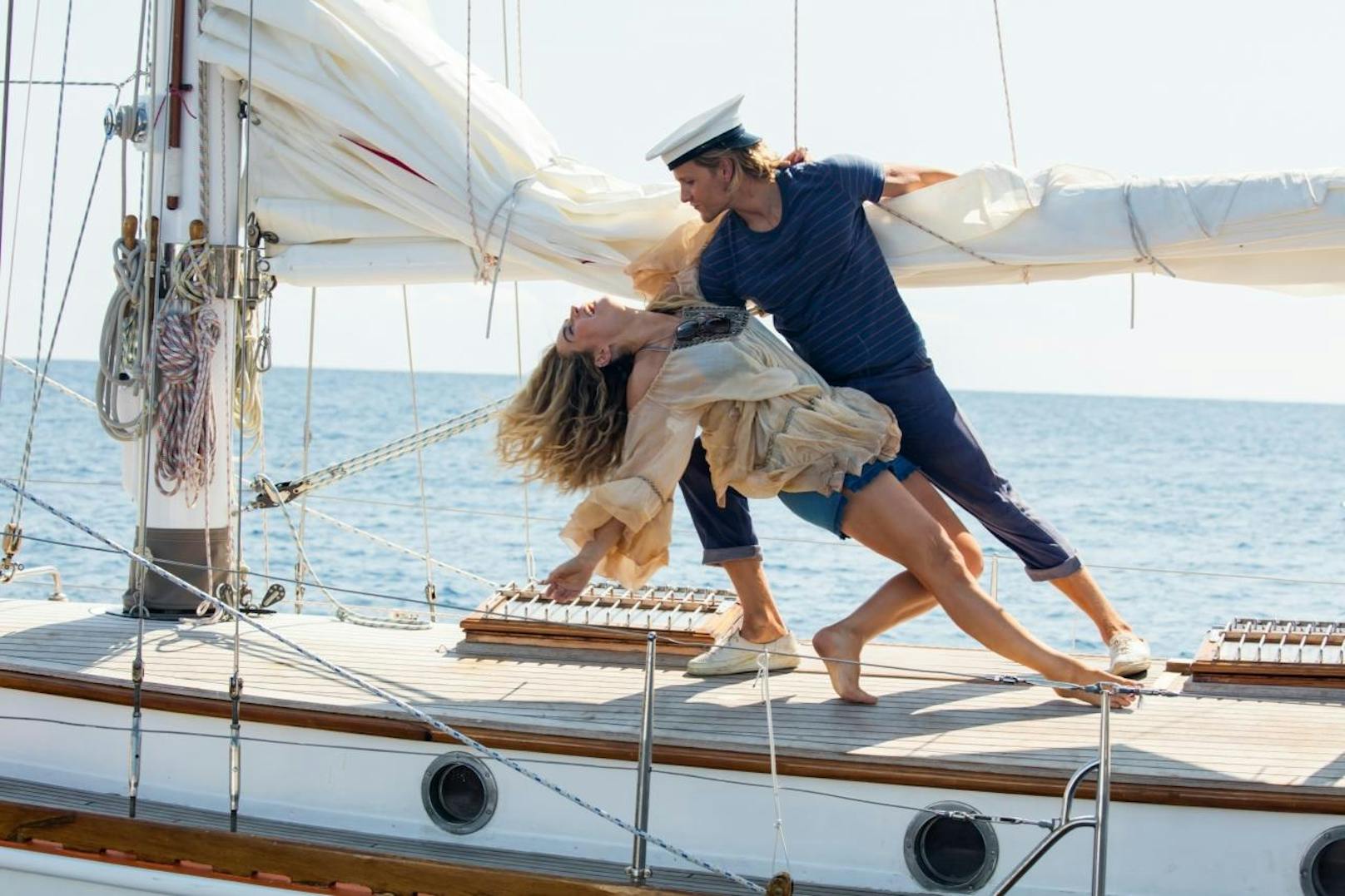 Lily James und Josh Dylan liefern sich als jugendliche Versionen von Donna und Bill ein Tänzchen in "Mamma Mia! Here We Go Again". Kinostart: 19. Juli.