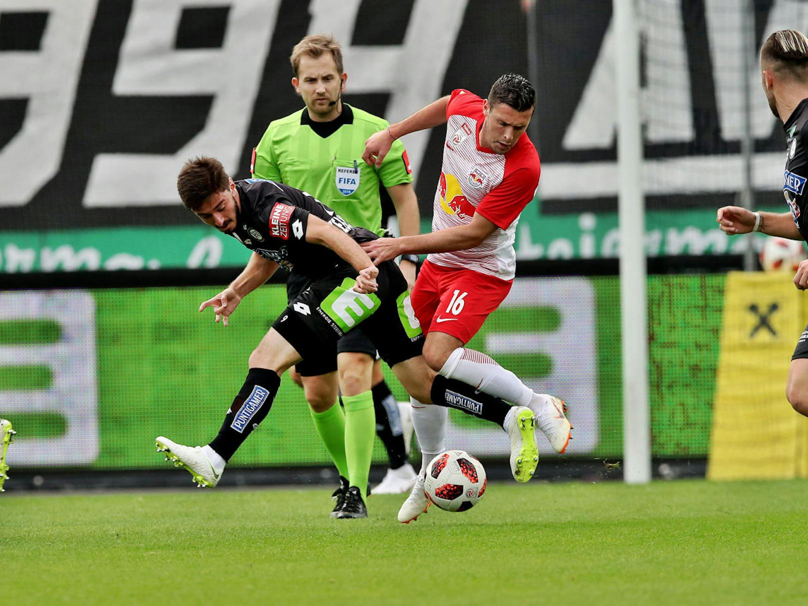 Ex-GAK-Spieler Zlatko Junuzovic (RBS) wirbelte in Graz die Sturm-Kicker schwindelig und bereitete beide Bullen-Treffer vor.
