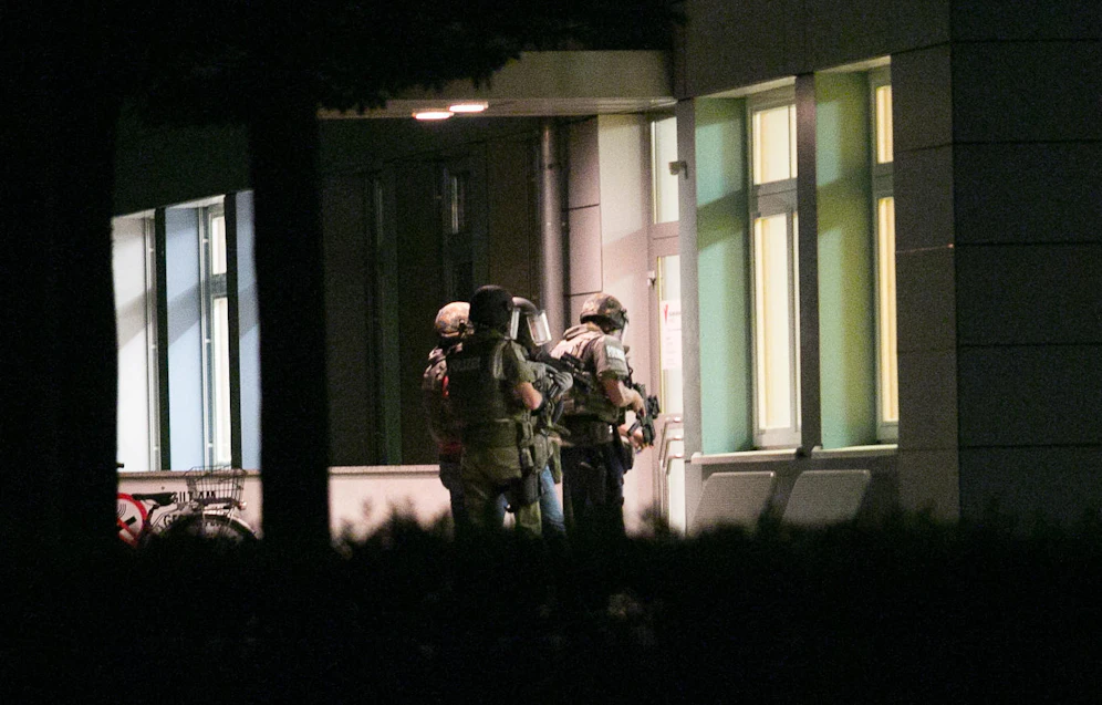 Die Cobra holten den mutmaßlichen Täter aus einer Wohnung.